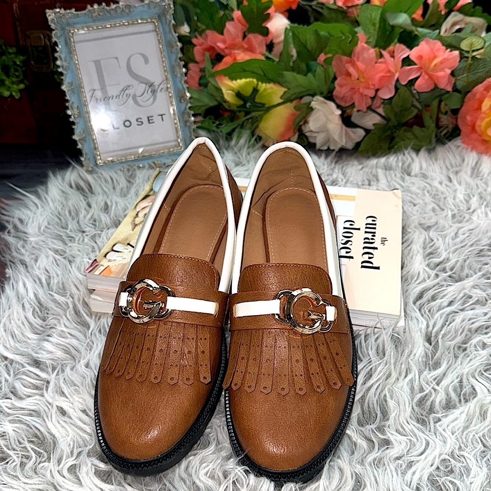 Vintage-Inspired Brown & White Old Money Loafers with Gold Buckle G Detail - Picture 4 of 7
